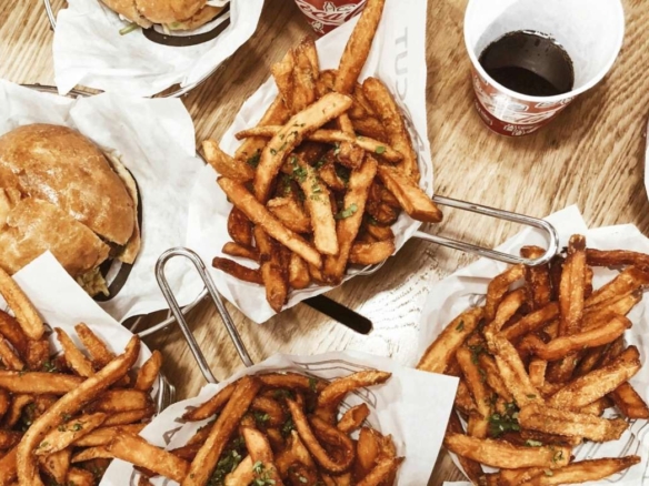 Fast food i köpcentrum i Göteborg med kunder och restaurangmiljö