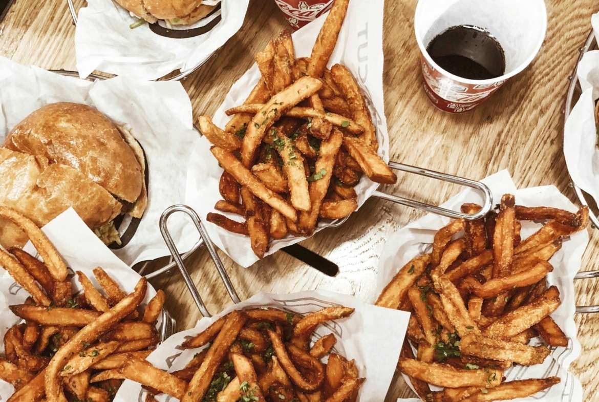 Fast food i köpcentrum i Göteborg med kunder och restaurangmiljö